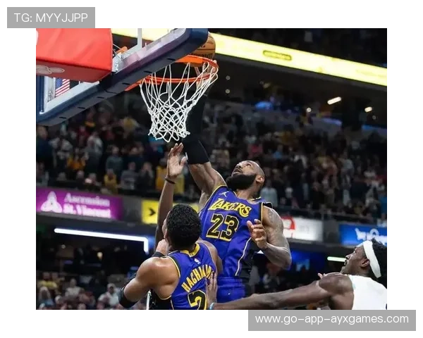 詹姆斯单节爆发接连得分，湖人打出高潮