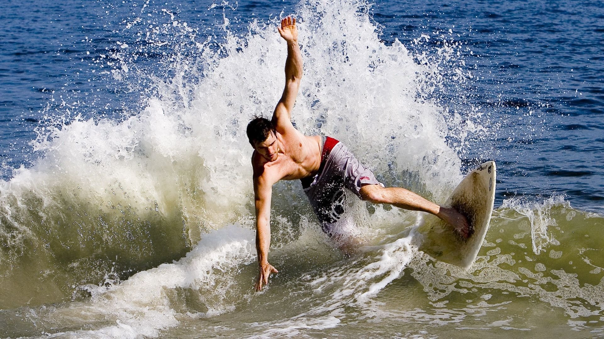 F1摩纳哥站雨战落幕，维斯塔潘再夺分站桂冠，f1摩纳哥站排位赛