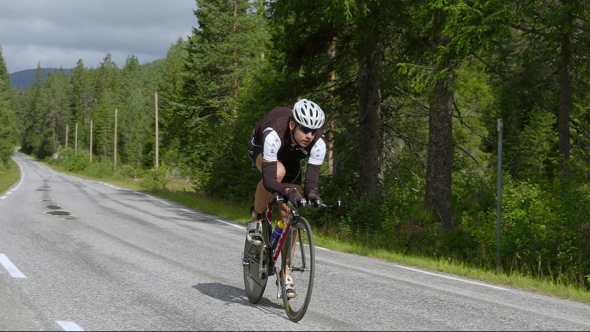 《电竞职业选手的成长秘籍：从菜鸟到大神的蜕变》，电竞职业选手生活日常